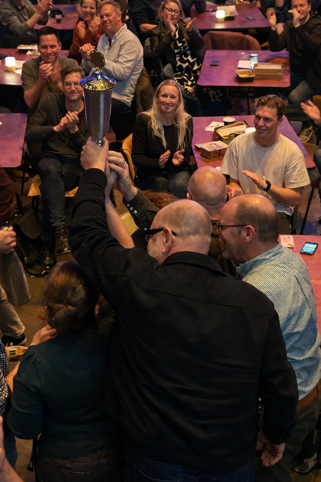 Publiek geniet van een live quiz tijdens een bedrijfsfeest