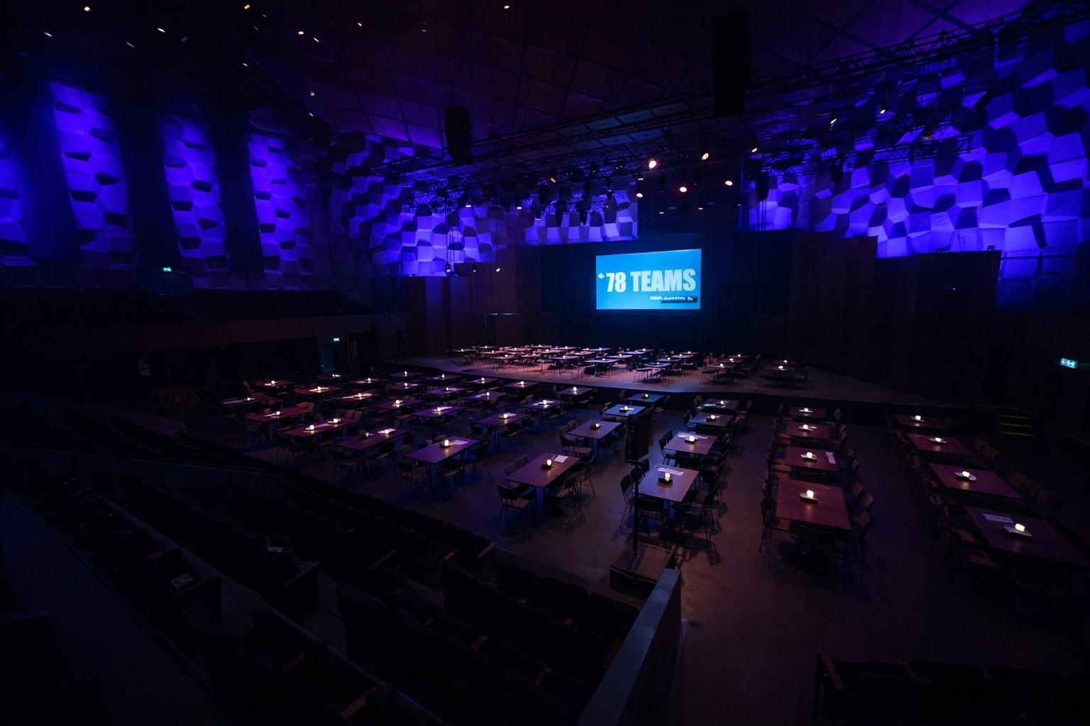 Sfeervolle quizproductie in een theaterzaal met publiek